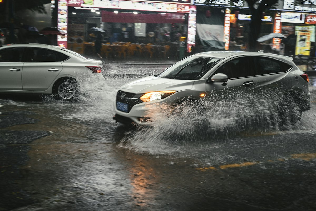 Cứu hộ xe ngập nước